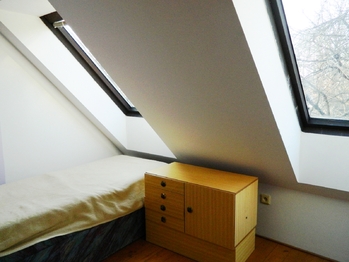 Jeden z pokojů v podkroví. - Prodej domu 396 m², Přehořov