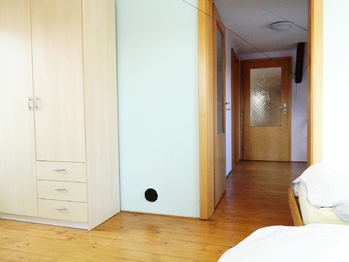 Průhled chodbičkou v podkroví, Dole je patrný vytápěcí průduch. - Prodej domu 396 m², Přehořov