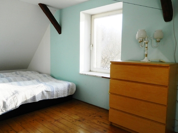 Pokoj v podkroví s výhledm na rybník a náves. - Prodej domu 396 m², Přehořov