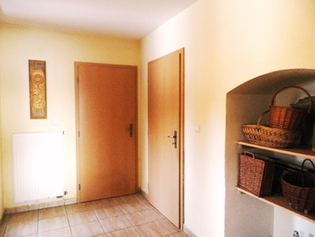 Dveře z haly do malé technické místnosti a do ložnice - Prodej domu 396 m², Přehořov