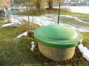 Vpravo studna, vlevo uzávěr obecního  vodovodního řadu. - Prodej domu 396 m², Přehořov