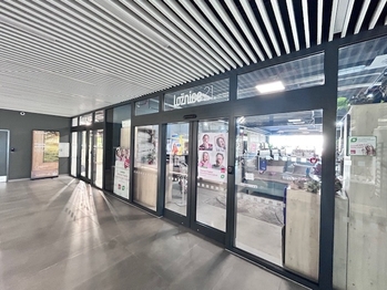 Pronájem obchodních prostor 192 m², Praha 9 - Vysočany