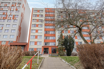 Pohled na dům ze severní strany - Prodej bytu 4+kk v osobním vlastnictví 91 m², Praha 4 - Chodov