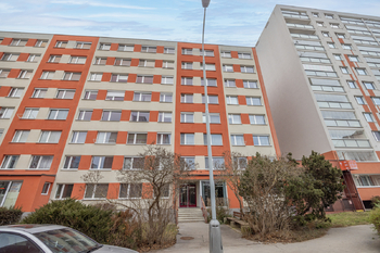 Pohled na dům z jižní strany - Prodej bytu 4+kk v osobním vlastnictví 91 m², Praha 4 - Chodov