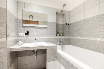 Koupelna s vanou - Prodej bytu 4+kk v osobním vlastnictví 91 m², Praha 4 - Chodov