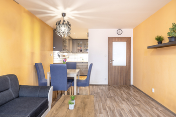 Obývací pokoj s kuchyňským koutem - Prodej bytu 4+kk v osobním vlastnictví 91 m², Praha 4 - Chodov