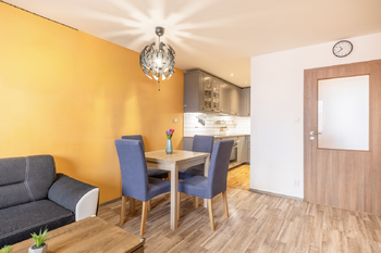 Obývací pokoj s kuchyňským koutem - Prodej bytu 4+kk v osobním vlastnictví 91 m², Praha 4 - Chodov