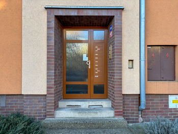 pohled na vstup do domu - Pronájem bytu 2+kk v osobním vlastnictví 65 m², Ústí nad Labem