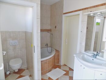 Koupelna - Pronájem bytu 1+kk v osobním vlastnictví 45 m², Praha 9 - Horní Počernice