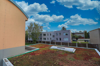 Výhled z balkonu - Pronájem bytu 1+kk v osobním vlastnictví 45 m², Praha 9 - Horní Počernice