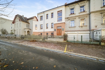 pohled na rodinný dům z ulice - Pronájem bytu 4+1 v osobním vlastnictví 154 m², Brno 