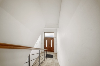schodiště do 2 NP foto 1 - Pronájem bytu 4+1 v osobním vlastnictví 154 m², Brno