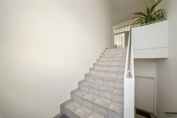 schodiště do 2 NP foto 3 - Pronájem bytu 4+1 v osobním vlastnictví 154 m², Brno