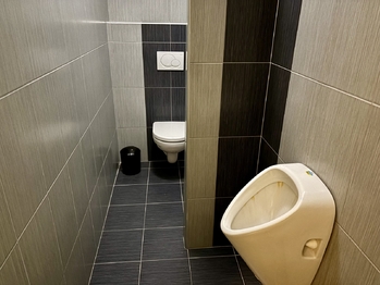 vlastní WC o patro níže - Pronájem kancelářských prostor 34 m², Jihlava