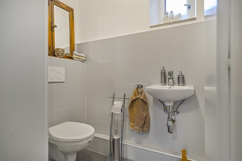 hlavní budova - samostatné WC - Prodej apartmánu 360 m², Písečné