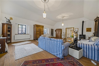 hlavní budova - obývací pokoj - Prodej apartmánu 360 m², Písečné