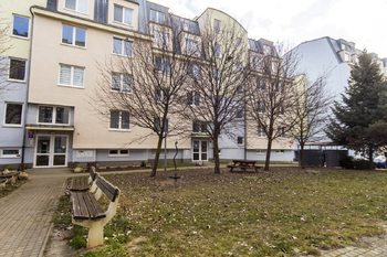 okolí domu - Pronájem bytu 3+kk v družstevním vlastnictví 76 m², Praha 4 - Chodov