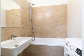 Koupelna s vanou - Prodej bytu 4+1 v osobním vlastnictví 104 m², Praha 4 - Háje