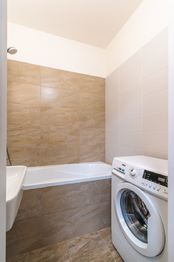 Koupelna s vanou - Prodej bytu 4+1 v osobním vlastnictví 104 m², Praha 4 - Háje