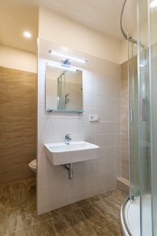 Koupelna se sprchovým koutem - Prodej bytu 4+1 v osobním vlastnictví 104 m², Praha 4 - Háje