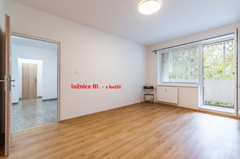 Ložnice s lodžií - Prodej bytu 4+1 v osobním vlastnictví 104 m², Praha 4 - Háje