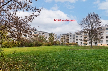 Dětské hřiště za domem - Prodej bytu 4+1 v osobním vlastnictví 104 m², Praha 4 - Háje
