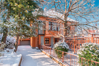 Pohled na vilu příjezdová cesta - Prodej domu 464 m², Praha 10 - Vinohrady