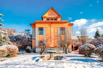 Kašna s fontánou a pohled na vilu ze zahrady - Prodej domu 464 m², Praha 10 - Vinohrady