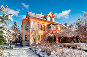 Pohled na vilu a sluneční terasu - Prodej domu 464 m², Praha 10 - Vinohrady