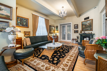 Obývací pokoj s krbem v přízemí - Prodej domu 464 m², Praha 10 - Vinohrady