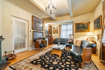 Obývací pokoj s krbem v přízemí - Prodej domu 464 m², Praha 10 - Vinohrady