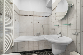 koupelna přízemí - Prodej domu 464 m², Praha 10 - Vinohrady