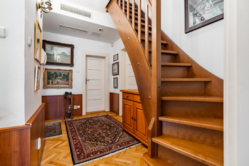Chodba 2. patro - Prodej domu 464 m², Praha 10 - Vinohrady