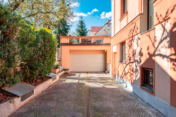Garáž  - Prodej domu 464 m², Praha 10 - Vinohrady