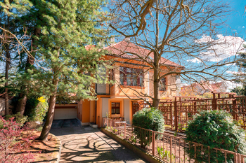 Pohled na vilu příjezdová cesta - Prodej domu 464 m², Praha 10 - Vinohrady