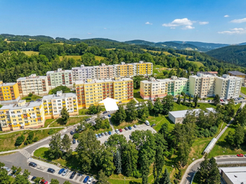 dron foto - Prodej bytu 3+1 v družstevním vlastnictví 2072 m², Vimperk