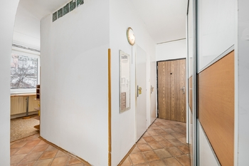 pohled na vstup - Prodej bytu 3+1 v družstevním vlastnictví 2072 m², Vimperk