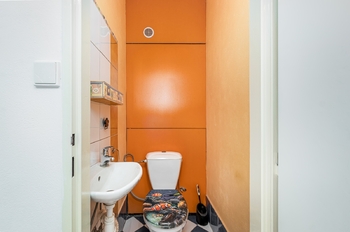toaleta - Prodej bytu 3+1 v družstevním vlastnictví 2072 m², Vimperk