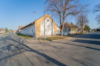 Pohled na hospodářskou budovu a dům - Prodej domu 402 m², Kouty