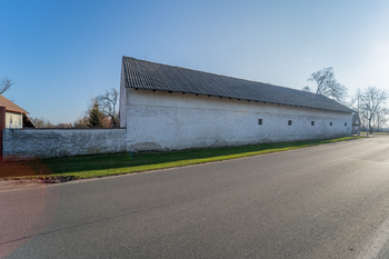 Pohled na hospodářskou budovu - Prodej domu 402 m², Kouty