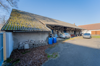 Pohled na hospodářskou budovu z dvora - Prodej domu 402 m², Kouty