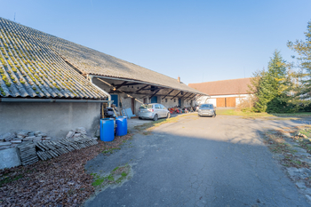 Pohled na hospodářskou budovu z dvora - Prodej domu 402 m², Kouty