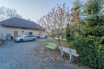 Nádvoří - Prodej domu 402 m², Kouty