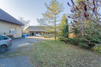 Nádvoří a Pohled na dům a hospodářská budova - Prodej domu 402 m², Kouty