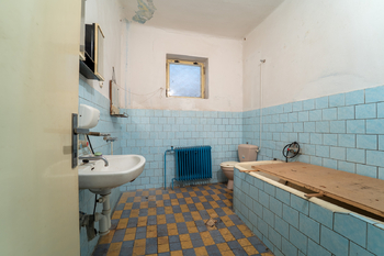 Koupelna v rodinném domě - Prodej domu 402 m², Kouty