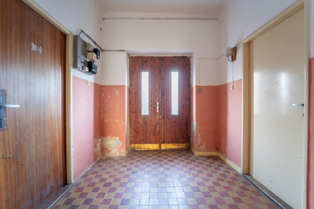 Vstupní prostor domu - Prodej domu 402 m², Kouty