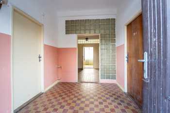 Vstupní prostor domu - Prodej domu 402 m², Kouty