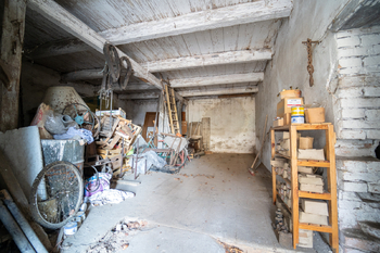 Vnitřní prostory hospodářské budovy - Prodej domu 402 m², Kouty