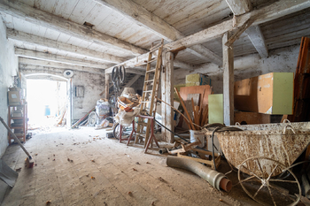 Vnitřní prostory hospodářské budovy - Prodej domu 402 m², Kouty