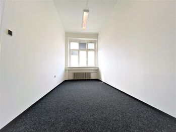 kancelář malá 25 m2 s kobercem - Pronájem kancelářských prostor 50 m², Hradec Králové